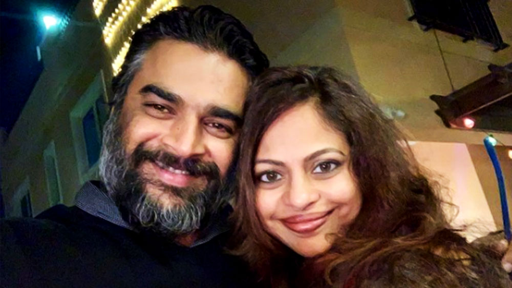 সেই সময় বিমানসেবিকার পদে চাকরি পাওয়ার জন্য চেষ্টা চালাচ্ছিলেন সরিতা। ইন্টারভিউয়ের জন্য প্রস্তুতি নিতে মাধবনের শরণাপন্ন হয়েছিলেন তিনি।