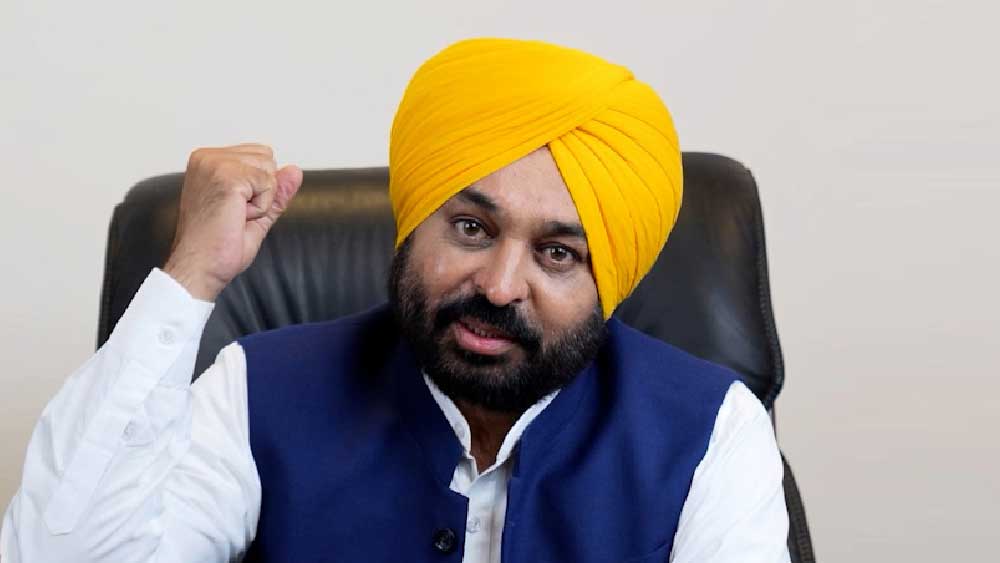  শোনা যায়, দেড় বছর আগে গুরপ্রীতের সঙ্গে আলাপ হয় ভগবন্তের। মুখ্যমন্ত্রীর মা ও বোনের খুব কাছের মানুষ গুরপ্রীত। 