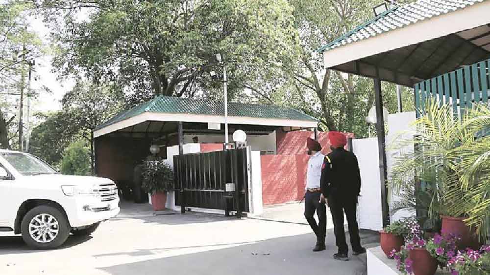 চণ্ডীগড়ে মুখ্যমন্ত্রীর বাসভবনে বসবে বিয়ের আসর। সেখানে ইতিমধ্যেই অতিথি সমাগম হয়েছে। উপস্থিত থাকবেন দিল্লির মুখ্যমন্ত্রী অরবিন্দ কেজরীবাল-সহ বহু রাজনীতিক ও খ্যাতনামীরা।