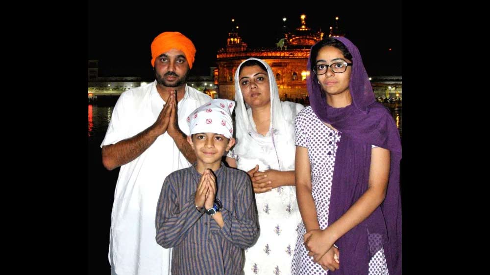 ভগবন্ত মানের অবশ্য এটা দ্বিতীয় বিয়ে। ২০১৫ সালে প্রথম স্ত্রীর সঙ্গে বিচ্ছেদ হয় তাঁর। তাঁদের এক কন্যা ও পুত্রসন্তান রয়েছে। প্রথম বিয়ে টেকেনি। এ বার জীবনে আরও একটা ইনিংস শুরু করতে চলেছেন পঞ্জাবের মুখ্যমন্ত্রী।