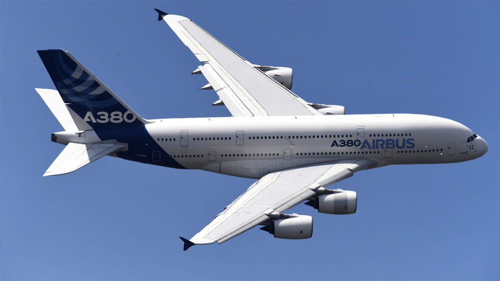 পৃথিবীর বৃহত্তম বিমান ‘এয়ারবাস ৩৮০-৮০০’। ‘বোয়িং ৭৪৭’কে টেক্কা দিতে ‘এয়ারবাস’ সংস্থা তার চেয়েও বড় আকারের যাত্রিবাহী বিমান তৈরি করার পরিকল্পনা করে। তিনটি বিমান পরীক্ষা করার জন্য নির্মাণ করেছিল ‘এয়ারবাস’। এই তিনটি বিমান-সহ মোট ২৫৪টি বিমান তৈরি করা হয় সংস্থার তরফে।