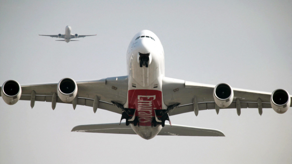 ২০০৭ সালে ‘এয়ারবাস ৩৮০-৮০০’ বিমানটি প্রথম বিক্রি করা হয় ‘সিঙ্গাপুর এয়ারলাইনস’কে। সিঙ্গল ক্লাসে ৮৫৩ জন যাত্রী এবং দ্বিতীয় টিয়ারে ৬৪৪ জন যাত্রী নিয়ে প্রায় ১৫০০ যাত্রীর ভার নিতে পারে এই বিমানটি। ২০০১ সালে সংস্থা থেকে নির্মাণকার্য বন্ধ হয়ে গেলেও ‘ব্রিটিশ এয়ারওয়েজ’, ‘সিঙ্গাপুর এয়ারলাইনস’ ও ‘এমিরেট’ সংস্থার অন্তর্ভুক্ত বিমানগুলি এখনও কার্যত রয়েছে।