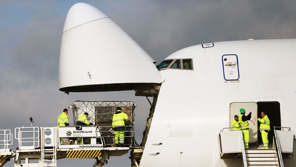 ‘বোয়িং’ বিমান নির্মাণ সংস্থার তরফে আরও দুটি বিমান তৈরি কর হয়েছে, যা বিশ্বের প্রথম পাঁচটি বৃহত্তম বিমানের তালিকায় রয়েছে। তার মধ্যে একটি হল ‘বোয়িং ৭৪৭-৪০০’। এই বিমানটির ভ্রমণ পরিসীমা ১৩,৪৪৬ কিলোমিটার। বর্তমানে কার্গো পরিবহণের জন্য ‘বোয়িং ৭৪৭-৪০০’ ব্যবহৃত হয়।