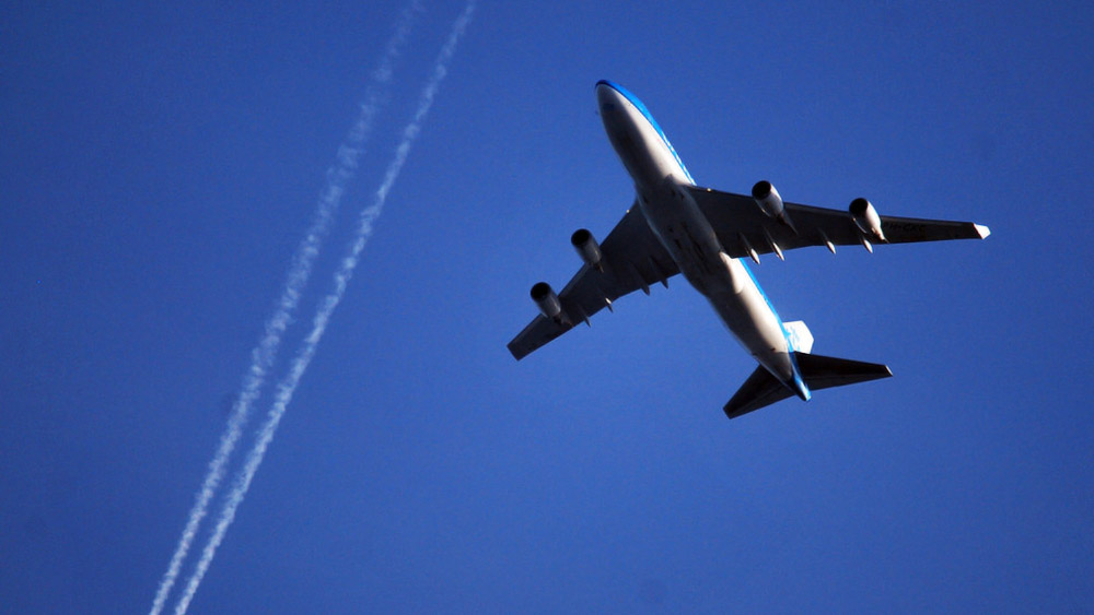 অপর ‘বোয়িং’ নির্মিত বিমানটি হল ‘বোয়িং ৭৭৭-৩০০’। এই বিমানটির ভ্রমণ পরিসীমা ১১,১৬৫ কিলোমিটার। এর প্রথম উড়ান ২০০৪ সালে। ৫৫০ জন যাত্রীসমেত বিমানটি আকাশে উড়তে পারে।