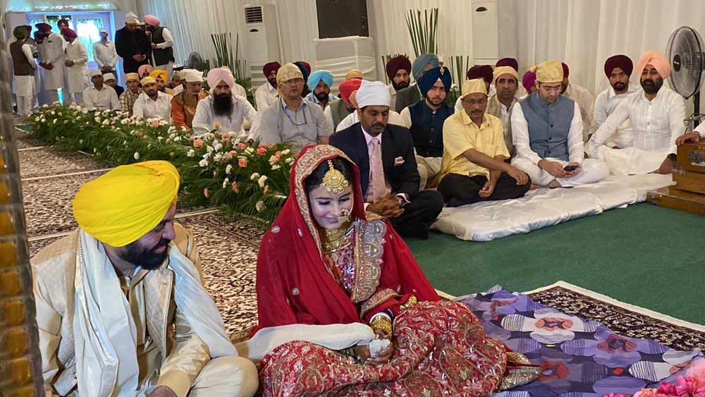দ্বিতীয় বার বিয়ের পিঁড়িতে বসলেন পঞ্জাবের মুখ্যমন্ত্রী ভগবন্ত মান। বৃহস্পতিবার চণ্ডীগড়ে মুখ্যমন্ত্রীর সরকারি বাসভবনে বিয়ের অনুষ্ঠানের আয়োজন করা হয়েছে।