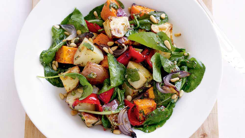 স্বাস্থ্যসচেতনদের কথা ভেবে রাখা হয়েছে হরেক রকমের স্যালাড।