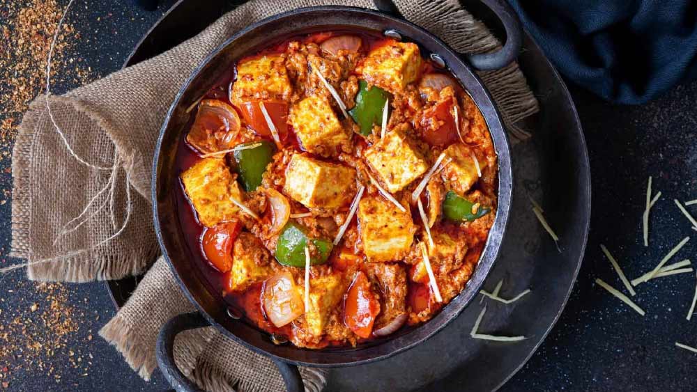 দেশীয় এবং ইটালীয় কুইজিনের মধ্যে রয়েছে কড়াই পনির, তন্দুরি কুলচে, ডাল মাখানি, নবরত্ন বিরিয়ানি, মৌসুমি সব্জি, অ্যাপ্রিকট স্টাফড কোফতা, লাসাঙ্গা সিসিলিয়ানো, কটেজ চিজ স্টিক, ফক্স নাট রায়তা, বুরানি রায়তা।