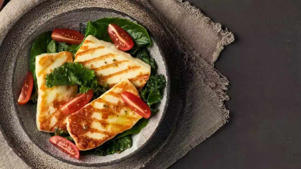 স্যালাডের মধ্যে রয়েছে ওয়ালডর্ফ স্যালাড, আরগুলা স্যালাড, অ্যাসর্টেড গ্রিন স্যালাড, সতরঙ্গি ভেজিটেবল স্যালাড। 