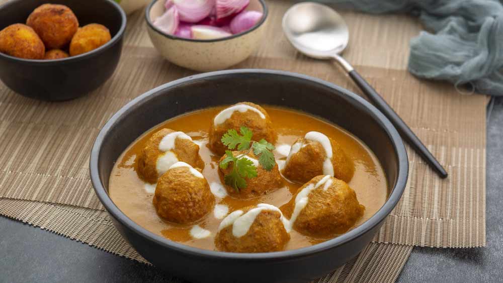 মেনুতে যেমন দেশের ছোঁয়া রয়েছে, তেমনই রয়েছে ইটালীয় মেনু। রকমারি স্যালাড থেকে বিরিয়ানি এমনকি ডেজার্টেও রয়েছে নানা চমক।