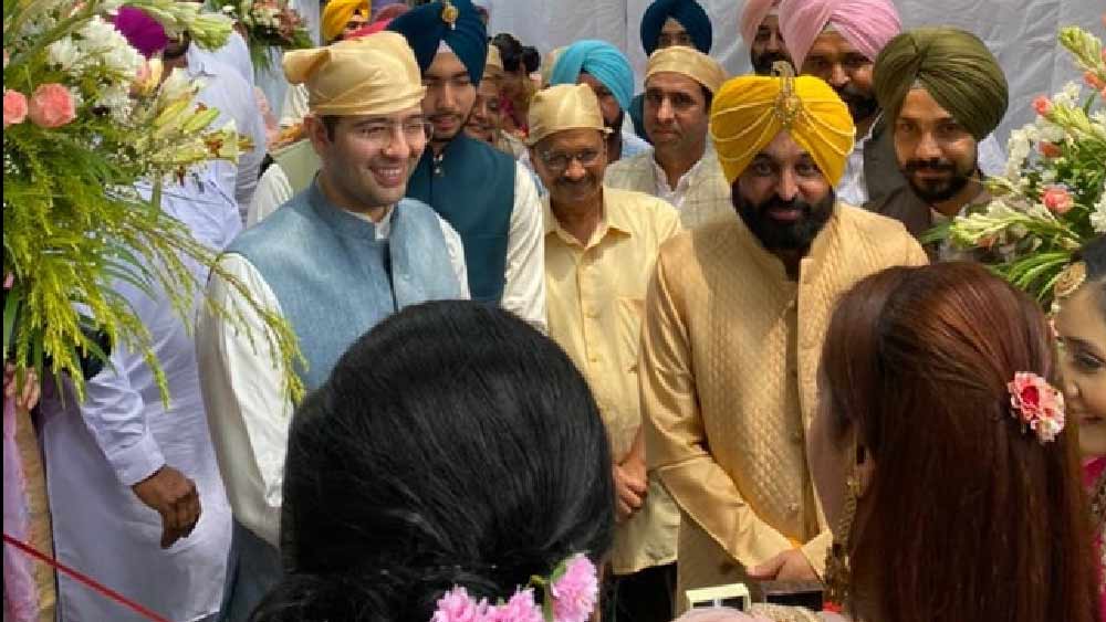 আত্মীয়-পরিজন এবং বন্ধুবান্ধব এবং ঘনিষ্ঠ রাজনীতিকদের উপস্থিতিতে অনাড়ম্বর ভাবে বিয়ে সারলেন ভগবন্ত।