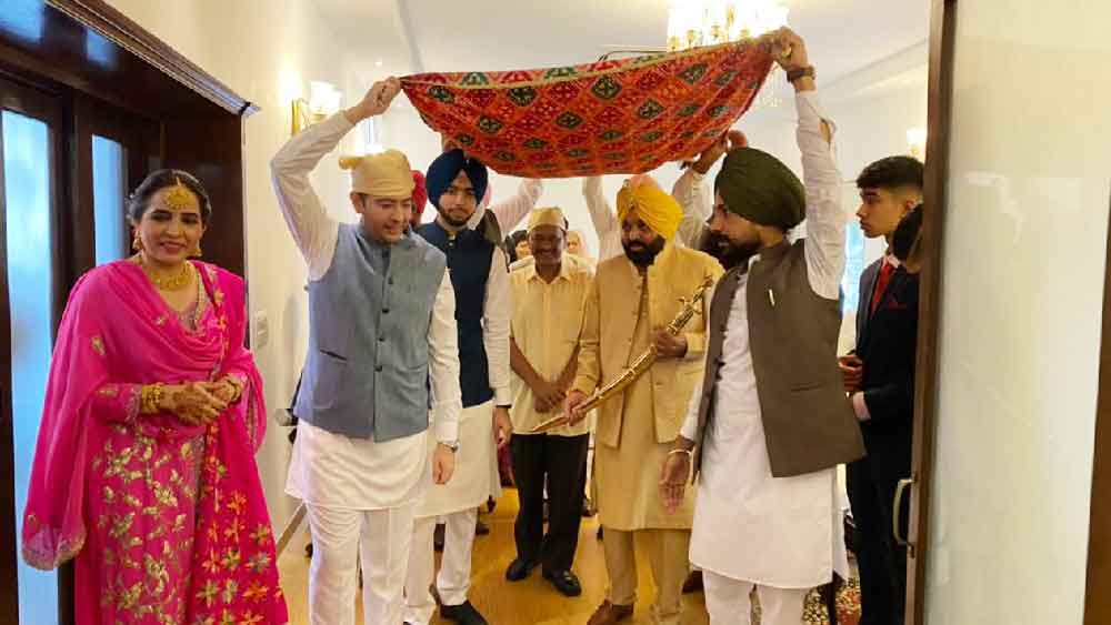 সূত্রের খবর, ভগবন্তের মায়ের অনেক দিনের ইচ্ছা ছিল যে, তাঁর ছেলে এ বার বিয়েটা সেরে ফেলুক। কিন্তু পঞ্জাবের নির্বাচন নিয়ে ভগবন্ত ব্যস্ত থাকায় বিয়ে পিছিয়ে যায়।