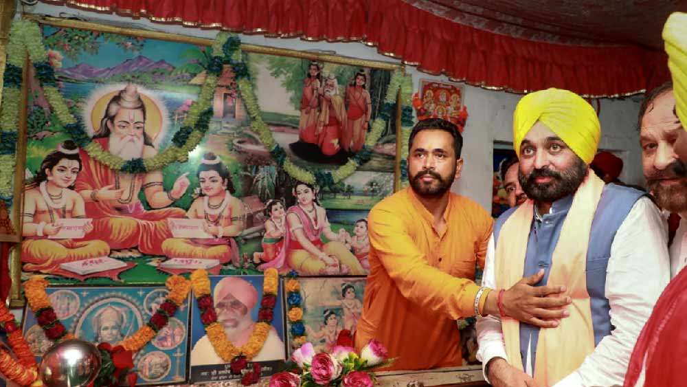 তাঁর বিয়ে হইচই, চর্চার বিষয় হয়ে উঠুক এটা চাননি ভগবন্ত। ফলে অনাড়ম্বরেই বিয়ে করার সিদ্ধান্ত নেন তিনি।