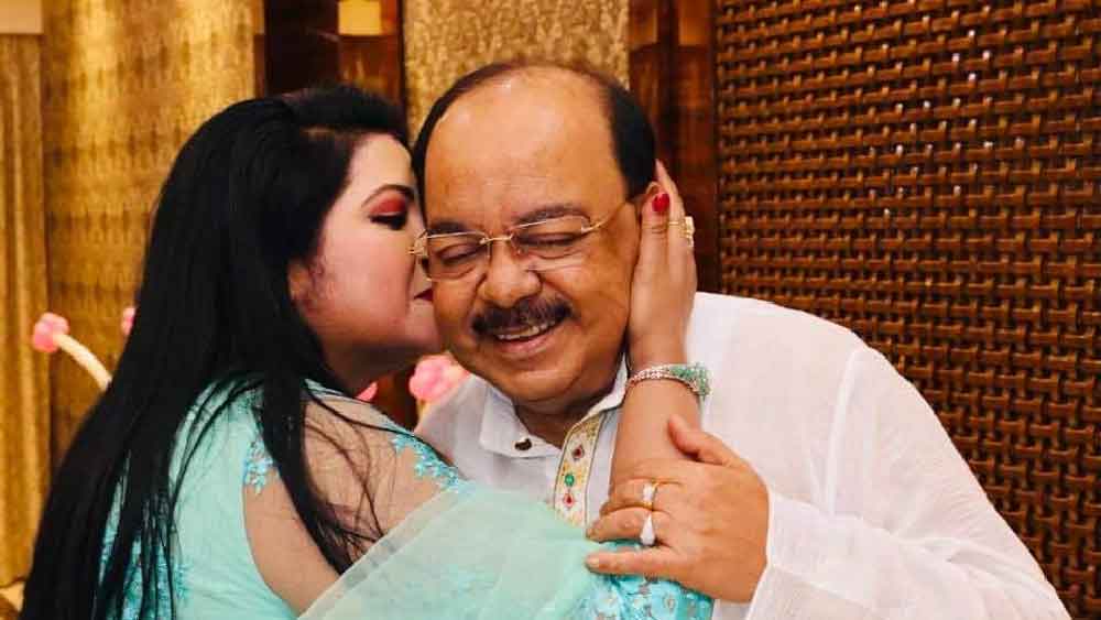 জন্মদিন পালন হল শোভন চট্টোপাধ্যায়ের। ঘরোয়া ভাবে হওয়া অনুষ্ঠানের ছবি ফেসবুকে পোস্ট করেছেন বৈশাখী বন্দ্যোপাধ্যায়। 