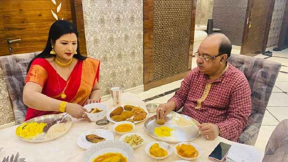 গত জামাইষষ্ঠীতেই শোভনকে জামাইআদরে খাওয়ানোর ছবি পোস্ট করেছিলেন বৈশাখী। তবে বৃহস্পতিবার জন্মদিনের খাওয়াদাওয়ার ছবি দেননি।