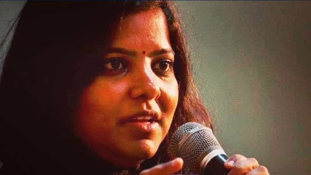 তবে সেই লীনা আপাতত সমালোচনার মুখে। কারণ তাঁর তথ্যচিত্রের পোস্টারে দেবী কালীরূপী ছবির মুখ্যচরিত্রকে দেখা যাচ্ছে সিগারেট হাতে নিয়ে ধূমপান করতে। এমনকি কালী রূপে ওই মহিলার নকল হাতের একটিতে রূপান্তরকামীদের আন্দোলনের সাতরঙা পতাকাও ধরিয়েছেন তিনি।