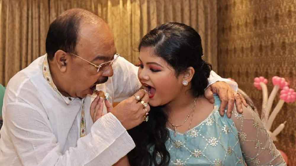 খাওয়াদাওয়ার ছবি না থাকলেও কেক কাটা যে হয়েছিল তা ছবিতেই মালুম হচ্ছে। একে অপরকে কেক খাইয়ে দিয়েছেন শোভন, বৈশাখী, মহুলরা।