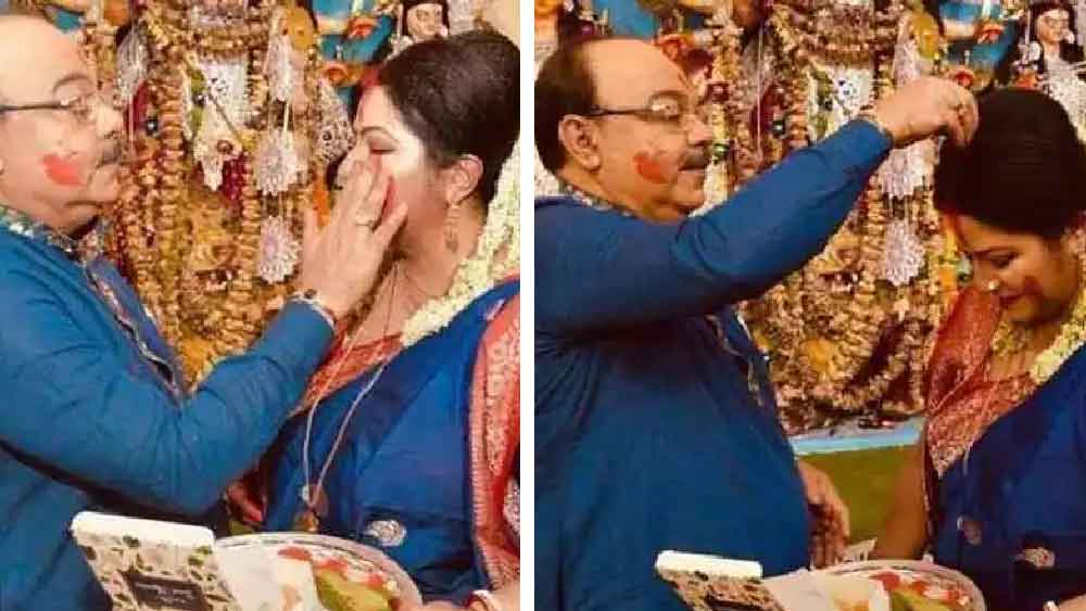 শোভন-বৈশাখী বন্ধুত্ব নিয়ে অনেক চর্চা হলেও তা নতুন মাত্রা পায় গত দুর্গাপুজোর দশমীর দিনে। বৈশাখীর পোস্ট করা ছবিতেই দেখা যায়, সিদুর পরিয়ে দিচ্ছেন শোভন।