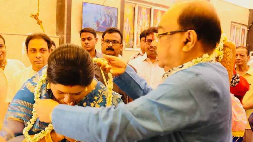 রাজনীতি থেকে সামাজিক অনুষ্ঠান, সবেতেই একসঙ্গে যেতে দেখা যায় শোভন, বৈশাখীকে। রথযাত্রার দিনেও একটি অনুষ্ঠানে গিয়েছিলেন ওঁরা। সেই ছবিও পোস্ট করেন বৈশাখী।