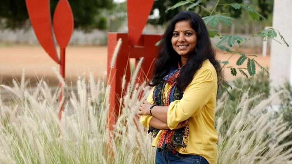 স্কুলের গতে বাঁধা পড়াশোনা কোনওদিনই টানেনি লীনাকে। যদিও প্রত্যেক বছর ক্লাসে প্রথম হতেন । পড়াশোনায় আগ্রহ নেই দেখে লীনার পরিবার ঠিক করে তাঁর বিয়ে দিয়ে দেবে। ১৮ বছর বয়সে তাঁর দূর সম্পর্কের মামার সঙ্গে বিয়ে ঠিক হয় লীনার। বিয়ে এড়াতে বাড়ি ছেড়ে পালিয়ে যান হবু পরিচালক।