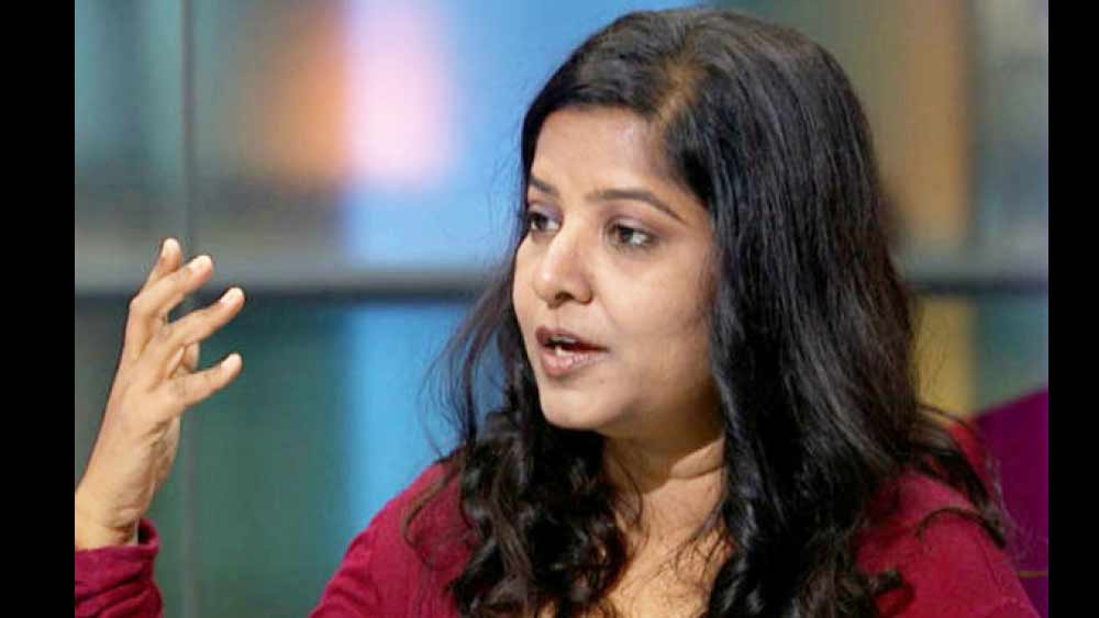 লীনা এক সাক্ষাৎকারে সেই ঘটনার কথা জানিয়ে বলেছিলেন, ‘‘আমাদের গ্রামের নিয়মই ছিল ওই রকম। মেয়েদের বিয়ের বয়স হলেই তার মামার সঙ্গে বিয়ে দেওয়া হবে। কিন্তু আমি ঠিক করে নিয়েছিলাম বিয়ে করব না।’’ বাড়ি থেকে পালিয়ে একটি তামিল পত্রিকার দফতরে কাজ নিয়ে চেন্নাই চলে গিয়েছিলেন লীনা। কিন্তু পত্রিকার অফিস থেকে লীনার পরিবারের সঙ্গে যোগাযোগ করে তাঁদের খবর দিয়ে দেওয়া হয়।