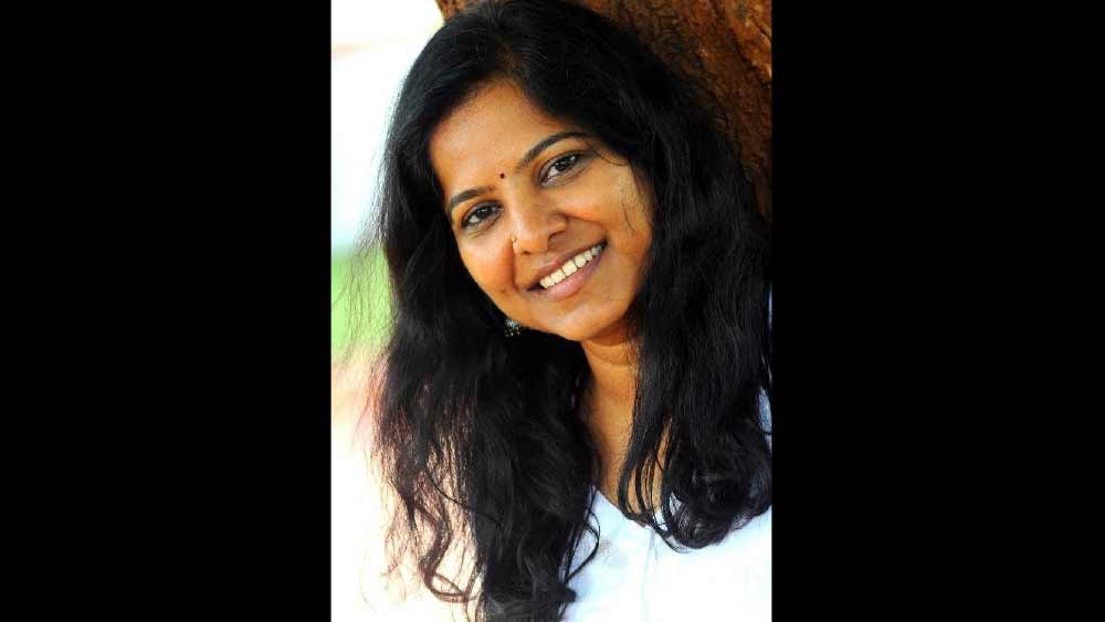 বিয়ে না করার শর্তে বাড়ি ফিরে আসেন লীনা। সিনেমা আর কবিতায় আগ্রহী ছাত্রী বাধ্য হন ইঞ্জিনিয়ারিং নিয়ে পড়াশোনা শুরু করতে। কিন্তু সেই পড়াশোনাও বন্ধ হয়ে যায় মাঝপথে। লীনা যখন তৃতীয় বর্ষে, তখন দক্ষিণের চিত্র পরিচালক ভারতীরাজার সঙ্গে সাক্ষাৎ হয় তাঁর। তিনি ঠিক করেন পরিচালককে সাহায্য করবেন। পড়াশোনা ছেড়ে সিনেমার কাজ শুরু করেন লীনা।