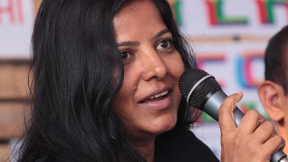 এই পর্বে এক বিবাহিত দক্ষিণী নায়কের সঙ্গে নাম জড়ায় তাঁর। পত্রিকা, খবরের কাগজে তাঁর নাম বেরোতে শুরু করে। খবর পৌঁছয় বাড়িতেও। লীনাকে অবিলম্বে সব ছেড়ে বাড়ি ফিরে আসার নির্দেশ দেন তাঁর মা। ফিল্মের কাজ ছেড়ে আসার ইচ্ছে না থাকলেও শেষ পর্যন্ত ফিরতে হয় লীনাকে। এক সাক্ষাৎকারে লীনা বলেছিলেন, ‘‘আমি ফিরে আসতে চাইনি। কিন্তু মা জেদ ধরেছিলেন। খাওয়াদাওয়া বন্ধ করে দিয়েছিলেন। তাঁর শরীর অসুস্থ হতে শুরু করে।’’