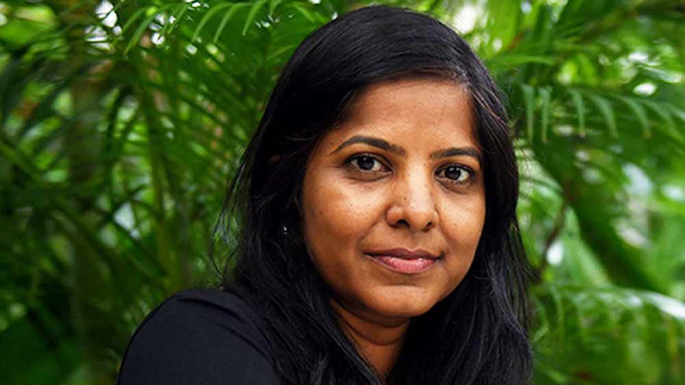 তবে সিনেমায় গত ২০ বছরে লীনার কাজ যেমন সাফল্য দেখেছে তেমনই দেখেছে বিতর্কও। কখনও অভিনয়ের সুযোগ দেওয়ার প্রতিশ্রুতি দিয়েও শেষ মুহূর্তে তাঁকে প্রত্যাখ্যান করেছেন প্রযোজক। জবাবে স্বাধীন ভাবে সেই একই ছবি বানিয়েছেন লীনা। আবার কখনও যৌন হেনস্থার শিকার হয়েছেন ফিল্ম পরিচালকের হাতে। প্রকাশ্যে সে কথা জানাতে গেলে সর্বসমক্ষে তাঁকেই অপদস্থ করেছেন সেই পরিচালক। সাহায্য করেনি পুলিশও।