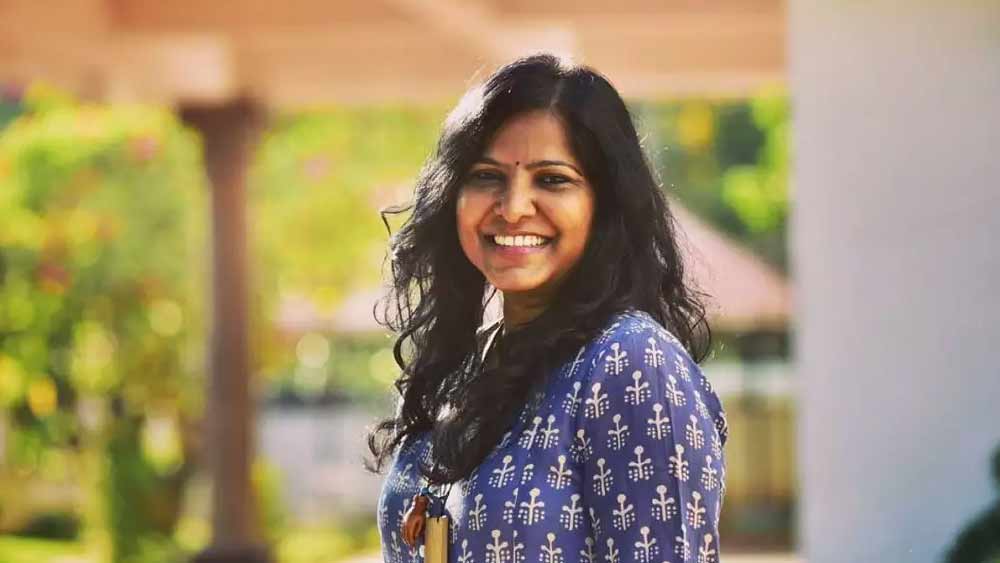 ফিল্মের কেরিয়ার ছেড়ে আবার ইঞ্জিনিয়ারিংয়ে ফেরেন লীনা। কিন্তু সিনেমা ছেড়ে কাজে মন বসাতে পারছিলেন না।  দু’বছরে ১১টি আইটি সংস্থায় চাকরি নেন এবং ছাড়েন। শেষে ২০০২ সালে লীনা ঠিক করেন, স্বপ্নের পথেই হাঁটবেন। সিনেমাকে ঘিরেই বানাবেন নিজের কর্মজীবন।