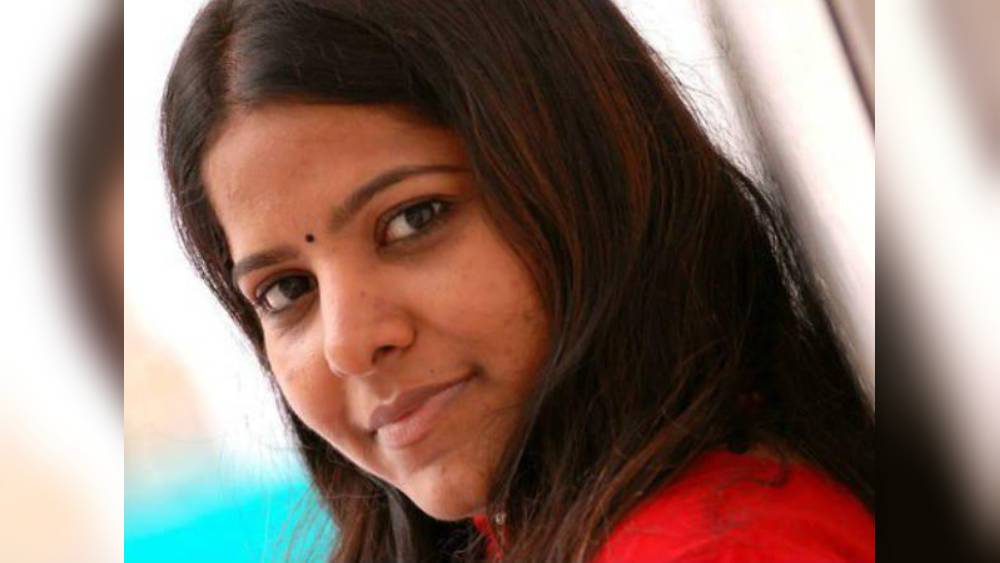 এ সবের পাশাপাশি নিজের দ্বিতীয় ভালবাসা কবিতা নিয়ে অজস্র কাজ করেছেন। ছেপে বেরিয়েছে তাঁর অনেকগুলি কবিতার বই। সমালোচকদের প্রশংসাও পেয়েছে সে সব। তামিল ভাষায় প্রথম সমকামীদের নিয়ে কবিতার বই লিখেছিলেন তিনিই। এই সব কিছুর সঙ্গে লীনা অভিনয়ও করেছেন। নিজের ছবিতে তো বটেই, অন্য উঠতি পরিচালকদের ছবিতেও অভিনয় করতে দেখা গিয়েছে তাঁকে।