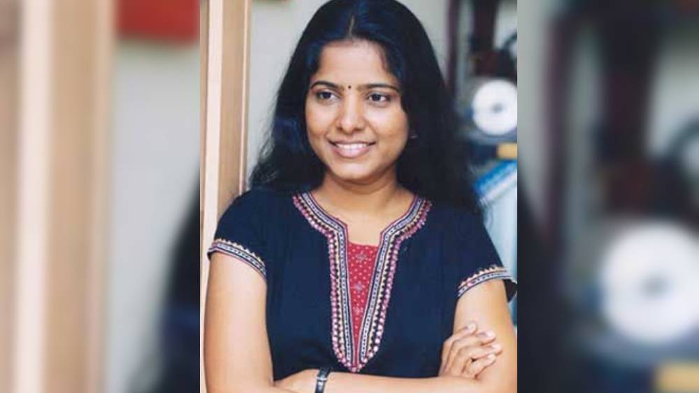 দেশের মননশীল ফিল্মপরিচালক হিসেবে তাঁর নাম উঠে আসতেই পারত জোয়া আখতার, মীরা নায়ার, গৌরী শিন্ডে, দীপা মেহতা কিংবা মেঘনা গুলজারদের পাশে। লীনাও বিখ্যাত হতে পারতেন এঁদের মতোই। কিন্তু শেষ  পর্যন্ত পারেননি। তাঁর পোস্টার-বিতর্ক তাঁকে হয়তো চিনিয়েছে দেশের মানুষের কাছে। কিন্তু হয়তো এ ভাবে বিখ্যাত হতে চাননি লীনা।