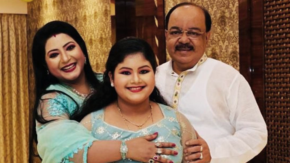 ছবি দেখে যা বোঝা যাচ্ছে, ঘরোয়া এই অনুষ্ঠানে সে ভাবে কোনও অতিথি ছিলেন না। তবে জন্মদিনের অনুষ্ঠানে মজার মুডে দেখা গিয়েছে বৈশাখী-কন্যা মহুলকে।