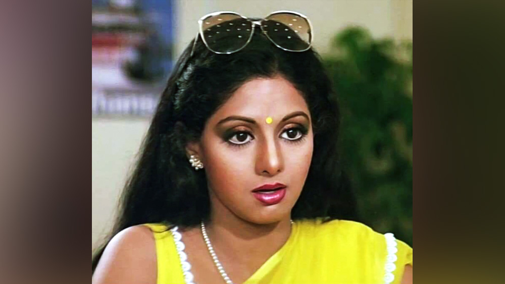 তবে, শ্রীদেবীর অনুরাগীরা আশাহত হননি। সিনেমাপাড়ায় এমন এক জন অভিনেত্রী ছিলেন যিনি অবিকল শ্রীদেবীর মতোই দেখতে। তিনি আবার শ্রীদেবীর নিকট আত্মীয়া।