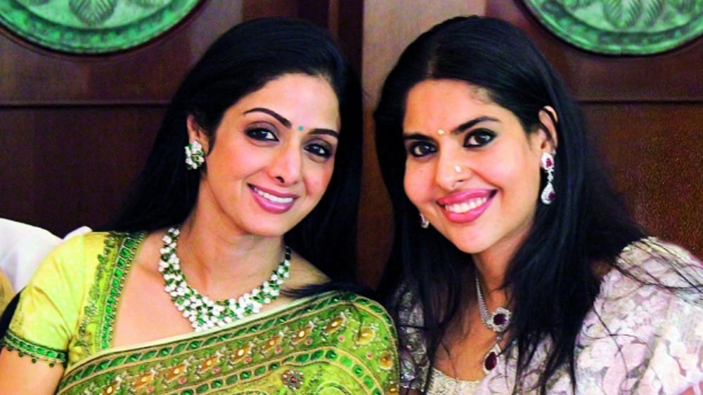 ইনি হলেন মহেশ্বরী। সম্পর্কে তিনি শ্রীদেবীর নিজের বোনের মেয়ে। এক সময় দক্ষিণী সিনেমায় চুটিয়ে অভিনয় করেছেন তিনি।