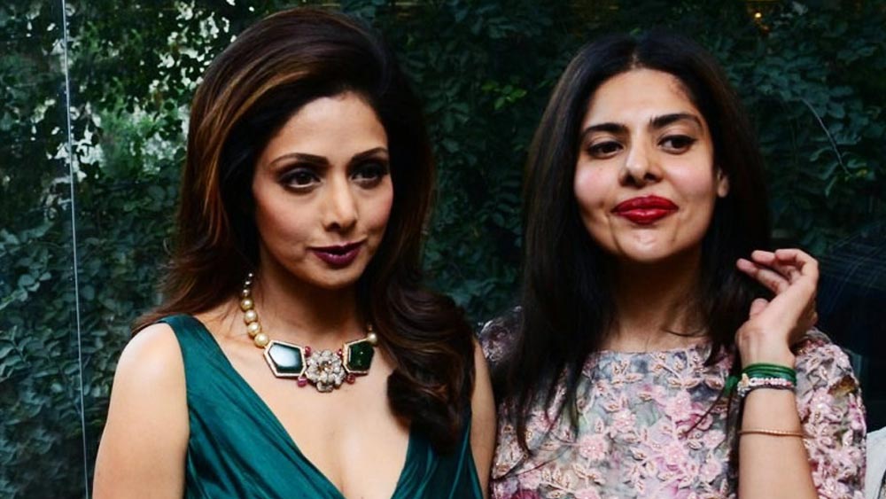 অবশ্য পেশাগত এই পরিবর্তনের সময় শ্রীদেবী তাঁকে ভীষণ উৎসাহ দিয়েছিলেন। এমনকি, শ্রীদেবী তাঁর দোকান উদ্বোধনও করেছিলেন।