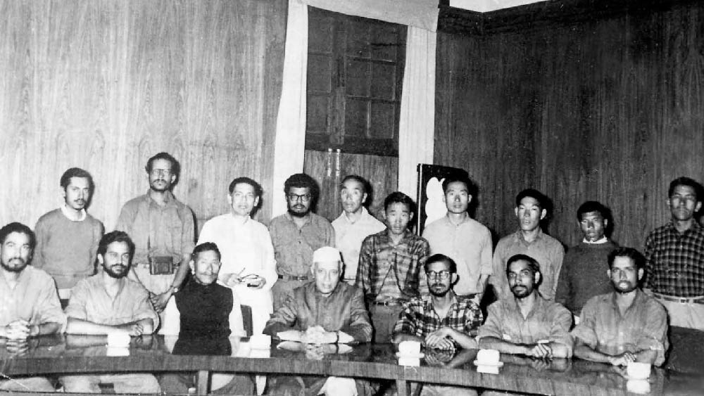 তৎকালীন প্রধানমন্ত্রী জওহরলাল নেহেরুর সঙ্গে নন্দাঘুণ্টি অভিযানের পর্বতারোহীদের।