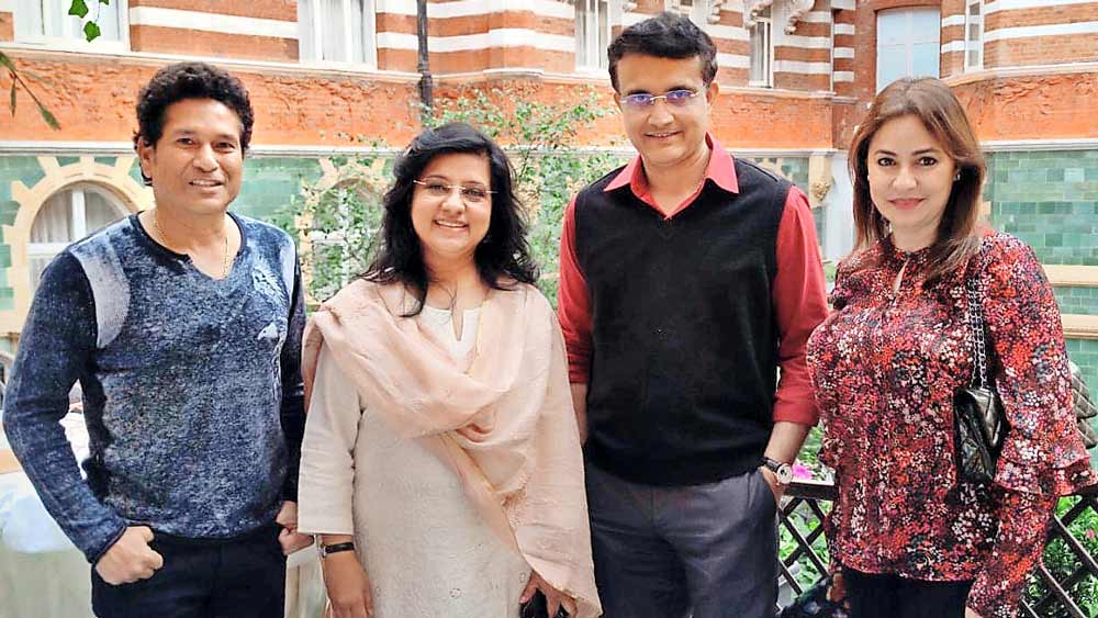 উদ্‌যাপন: আজ, শুক্রবার, পঞ্চাশে পা দিচ্ছেন সৌরভ। লন্ডনে প্রাক-জন্মদিন উৎসবে সস্ত্রীক সৌরভের সঙ্গে, সচিন ও অঞ্জলি। 