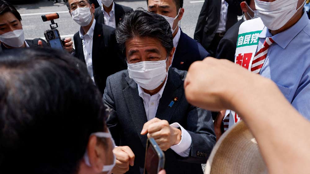 গুলিবিদ্ধ হয়ে মারা গেলেন জাপানের প্রাক্তন প্রধানমন্ত্রী শিনজো আবে। গ্রেফতার করা হয়েছে আততায়ীকে। কী ভাবে গুলি চালানো হল? হামলার সেই মুহূর্ত দেখে নিন। 