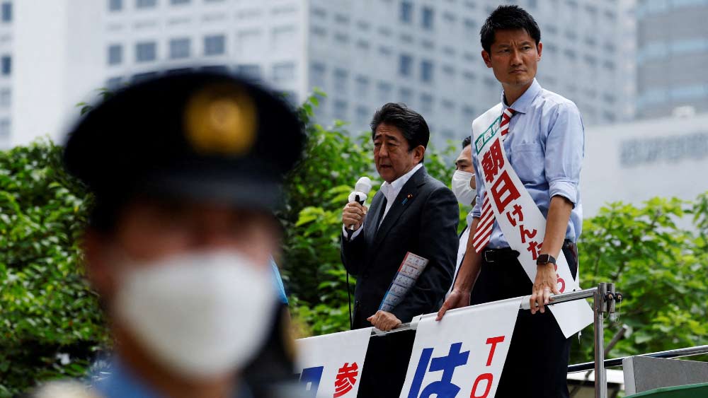 মঞ্চে উঠে তখন বক্তৃতা করছিলেন শিনজো আবে। এই সময়ই জাপানের স্থানীয় সময় সকাল সাড়ে ১১টা নাগাদ গুলি চলে। 