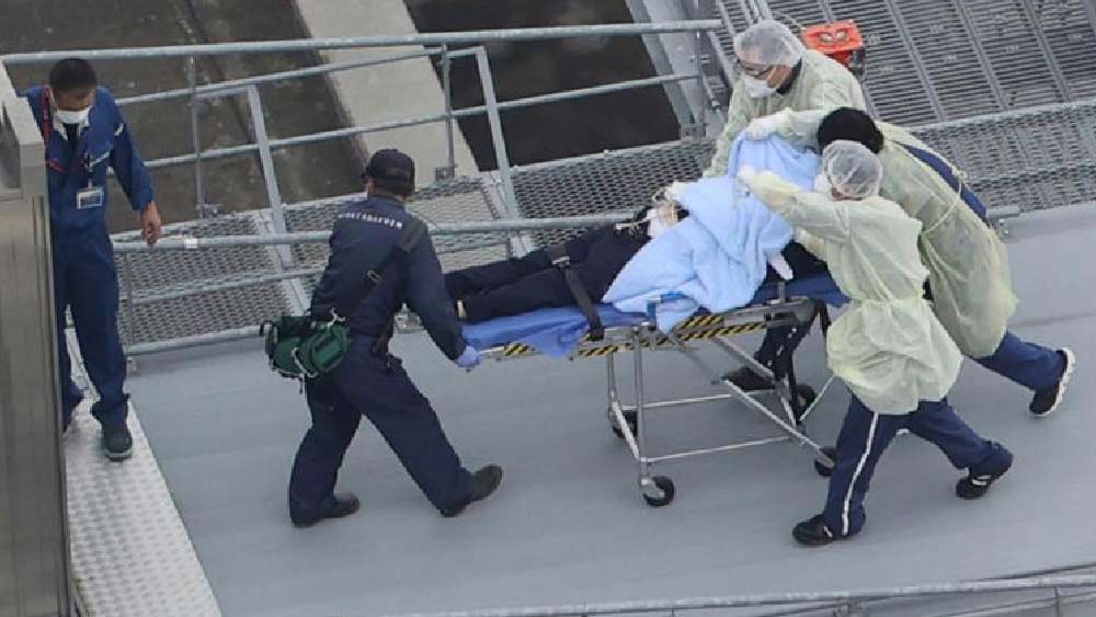 দ্রুত উদ্ধার করে শিনজো আবেকে হাসপাতালে নিয়ে যাওয়া হচ্ছে। 