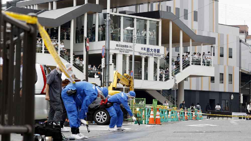 সংবাদ সংস্থা সূত্রে খবর, শিনজো আবের বুকে গুলি লেগেছে। কেউ কেউ দাবি করেছেন, গুলি লাগার পরই তিনি হৃদ্‌রোগে আক্রান্ত হয়েছেন।