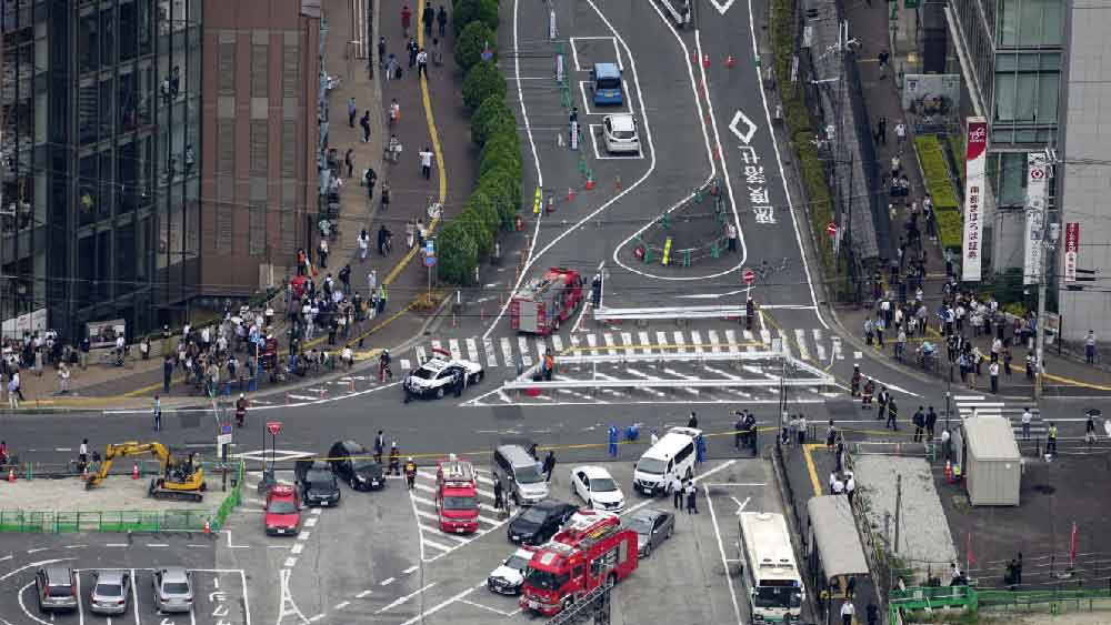 এই ঘটনায় জাপানের ওই শহরে চাঞ্চল্য ছড়িয়ে পড়ে। এলাকা ঘিরে ফেলে পুলিশ। 