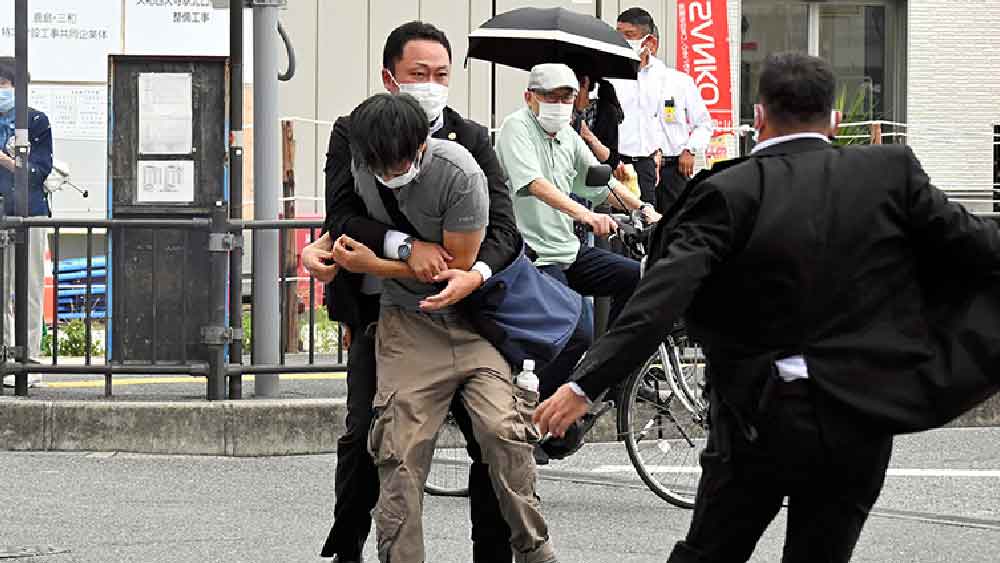  আততায়ীর নাম টেটসুয়া ইয়ামাগামি। নারা শহরেরই বাসিন্দা ওই ব্যক্তি। তাঁর থেকে উদ্ধার করা হয়েছে বন্দুক।