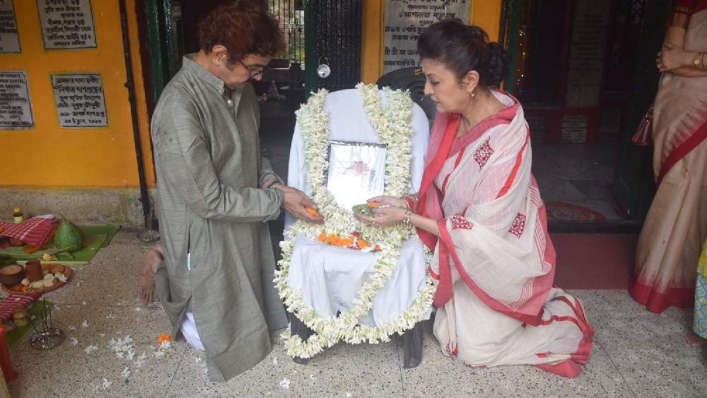 নিজের বাড়ির পাশে পূর্ণদাস রায় রোডের ডাকাত কালী মন্দিরে পরিচালকের পারলৌকিক কাজের আয়োজন করছেন দেবশ্রী।