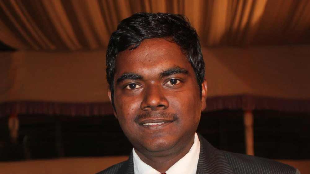 আর্থিক প্রতিবন্ধকতার মধ্যে পড়েও নিজের লক্ষ্যে অবিচল থেকেছেন, সাফল্য এনেছেন, খুঁজলে এ দেশে এমন অনেক উদাহরণ পাওয়া যাবে। তেমনই এক কিশোরের কাহিনি যা গোটা দেশের তরুণ প্রজন্মের কাছে অনুপ্রেরণার আরও একটি জ্বলন্ত দৃষ্টান্ত হিসাবে উঠে এসেছে। সেই কিশোর আজ দেশের এক জন আমলা।