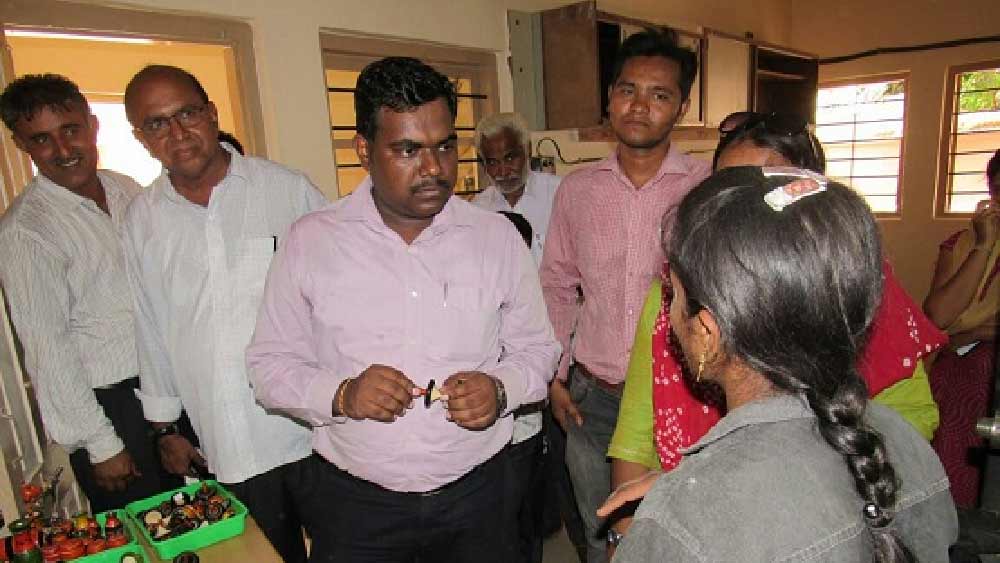 নাম বরুণ বরনওয়ালা। মহারাষ্ট্রের পালঘর জেলার ছোট শহর বইসারের বাসিন্দা। শৈশব থেকেই বরুণের স্বপ্ন ছিল চিকিৎসক হবেন। গরিব মানুষের সেবা করবেন। কিন্তু সেই স্বপ্ন পূরণ হয়নি তাঁর। তবে থেমে থাকেননি। এক লক্ষ্য পূরণ না হলে কী হবে, অন্য লক্ষ্য পূরণে এগিয়ে গিয়েছেন বরুণ। তিনিই আজ দেশের এক আমলা। 