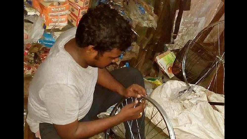 বরুণের জীবনের এই সফরও কিন্তু খুব একটা মসৃণ ছিল না। নিম্নমধ্যবিত্ত পরিবারে বেড়ে উঠেছেন বরুণ। তাঁদের একটা সাইকেলের দোকান ছিল। সেই দোকান চালাতেন বরুণের বাবা। 