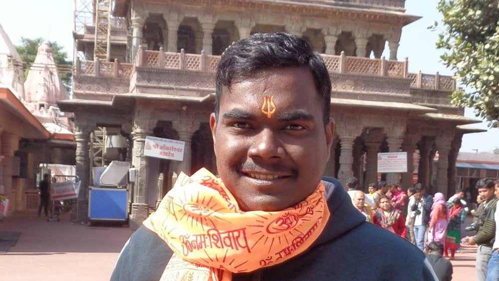 পরিবারের একমাত্র উপার্জনকারী ছিলেন বরুণের বাবা। সাইকেল সারিয়ে যে টাকা উপার্জন করতেন, তাতে কোনও রকমে সংসার চলত। অর্থাৎ আর্থিক অনটন ছিল তাঁদের নিত্যদিনের সঙ্গী।