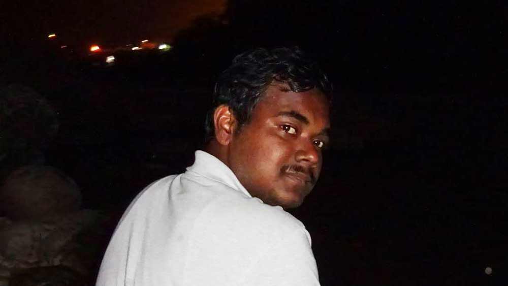 শৈশব থেকেই পড়াশোনায় ভাল ছিলেন বরুণ। কিন্তু তাঁর জীবনে অন্ধকার নেমে আসে দশম শ্রেণিতে পড়ার সময়। হঠাৎই তাঁর বাবার মৃত্যু হয়।