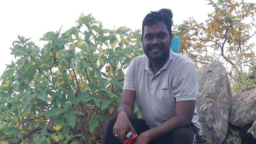 গোটা সংসার তখন অথৈ জলে। কী ভাবে সংসার চলবে তা নিয়ে যখন দিশাহারা বরুণের মা, নিজেই সংসারের জোয়াল কাঁধে তুলে নিয়েছিলেন বরুণ।