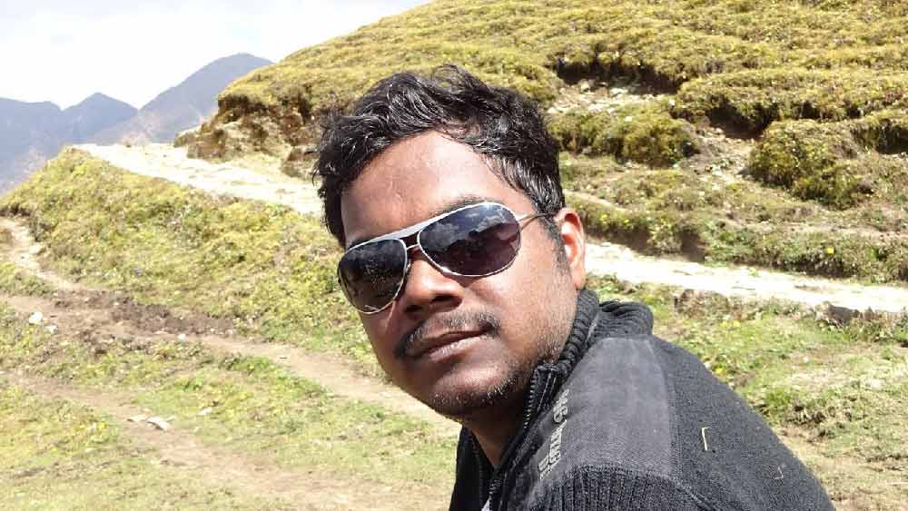 সংসার চালানোর জন্য বাবার সাইকেলের দোকানে বসা শুরু করেন বরুণ। স্থির করেন, পড়াশোনা বন্ধ করে দেবেন। 